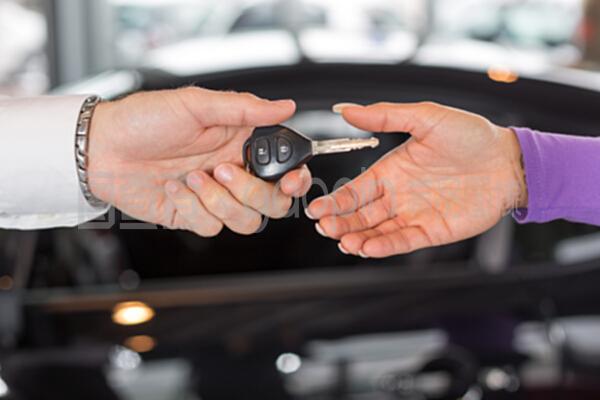 汽车销售员与经销商 钥匙交接背后的营销智慧